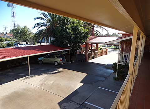 The Palms West Wyalong courtyard